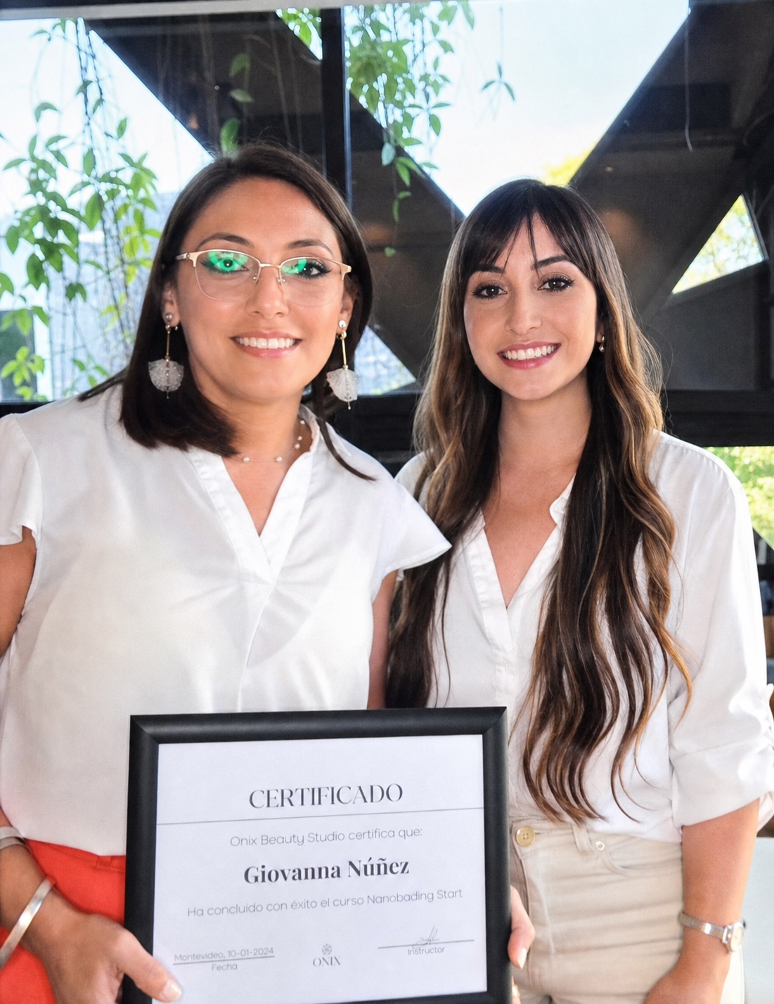 Entrega de certificado de curso PMU en Onix Beauty Studio